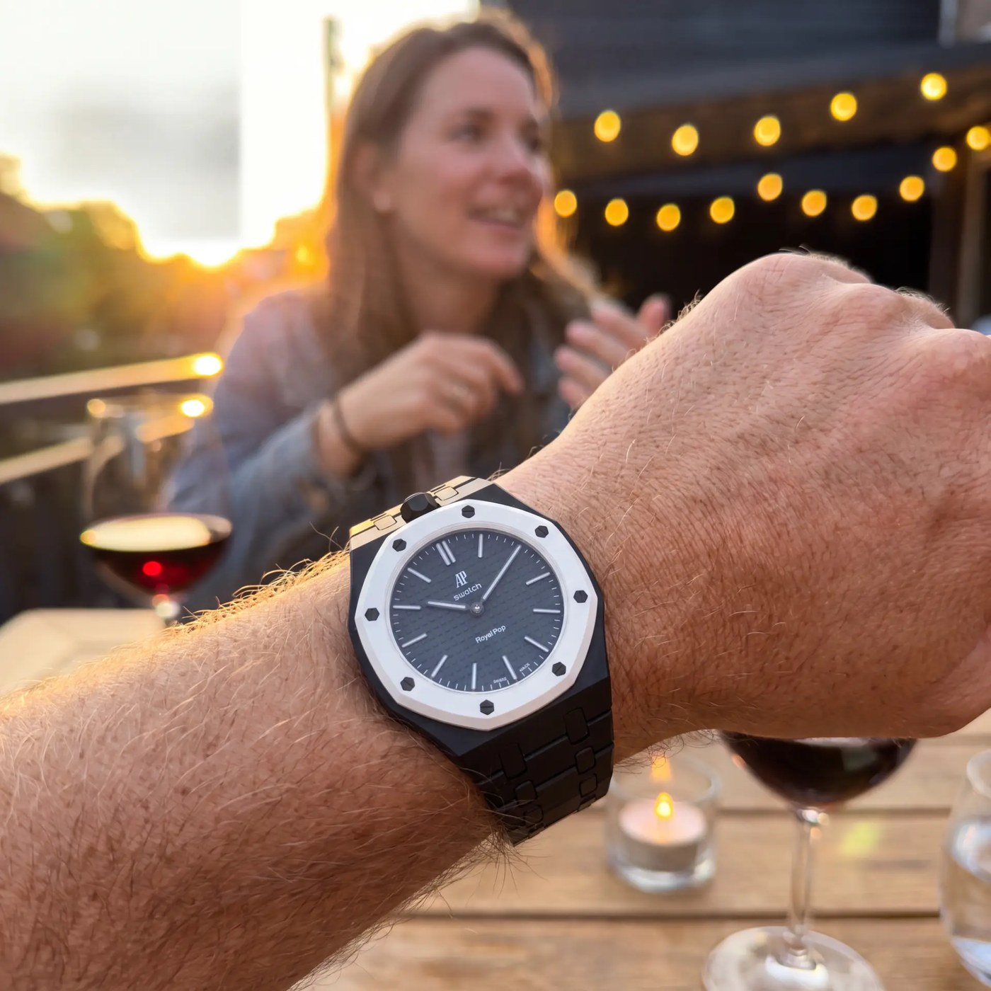Royal POP mit SHIFTED Armband beim Dinner am Abend