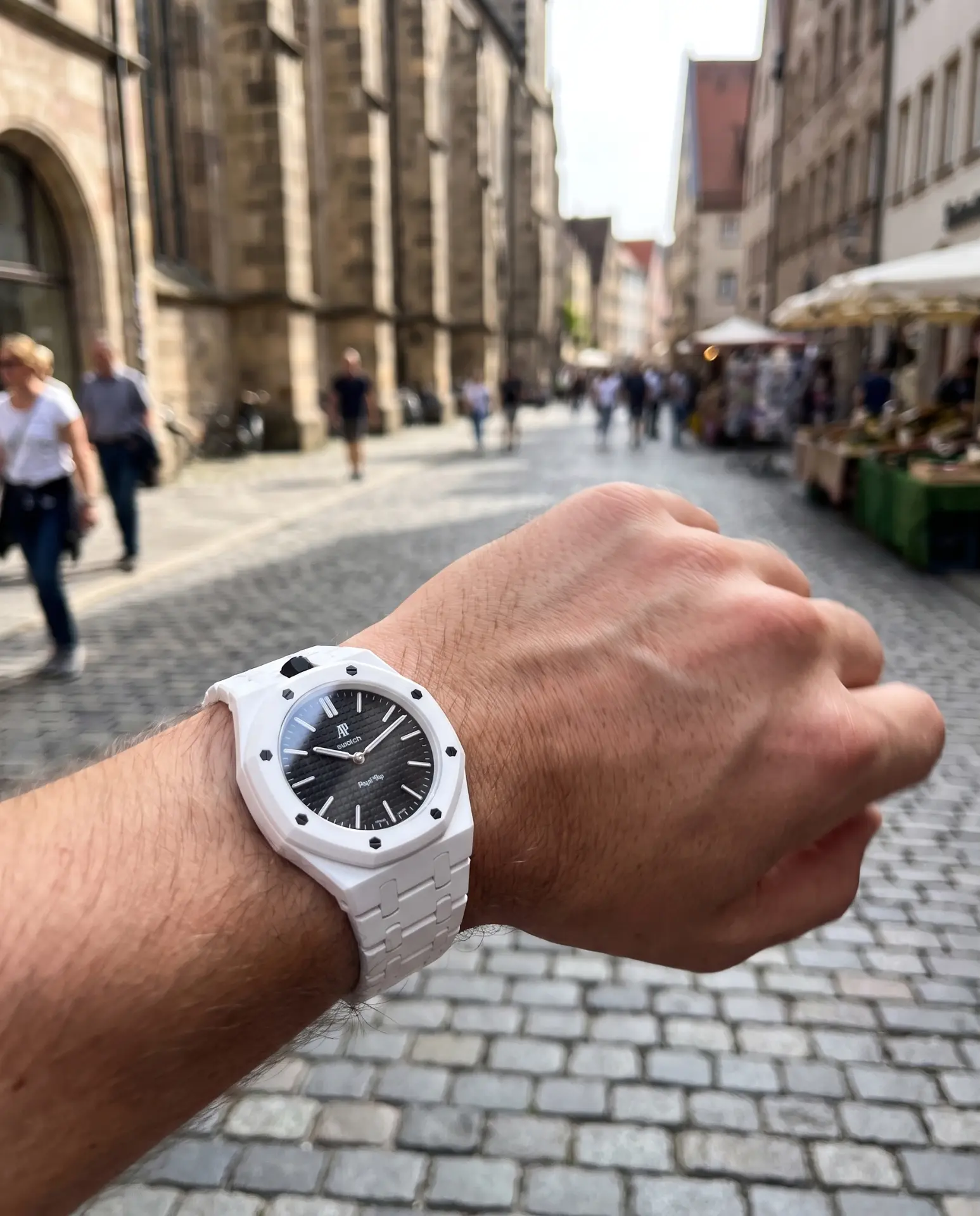 Weiße Royal POP mit SHIFTED Keramikarmband in der Altstadt